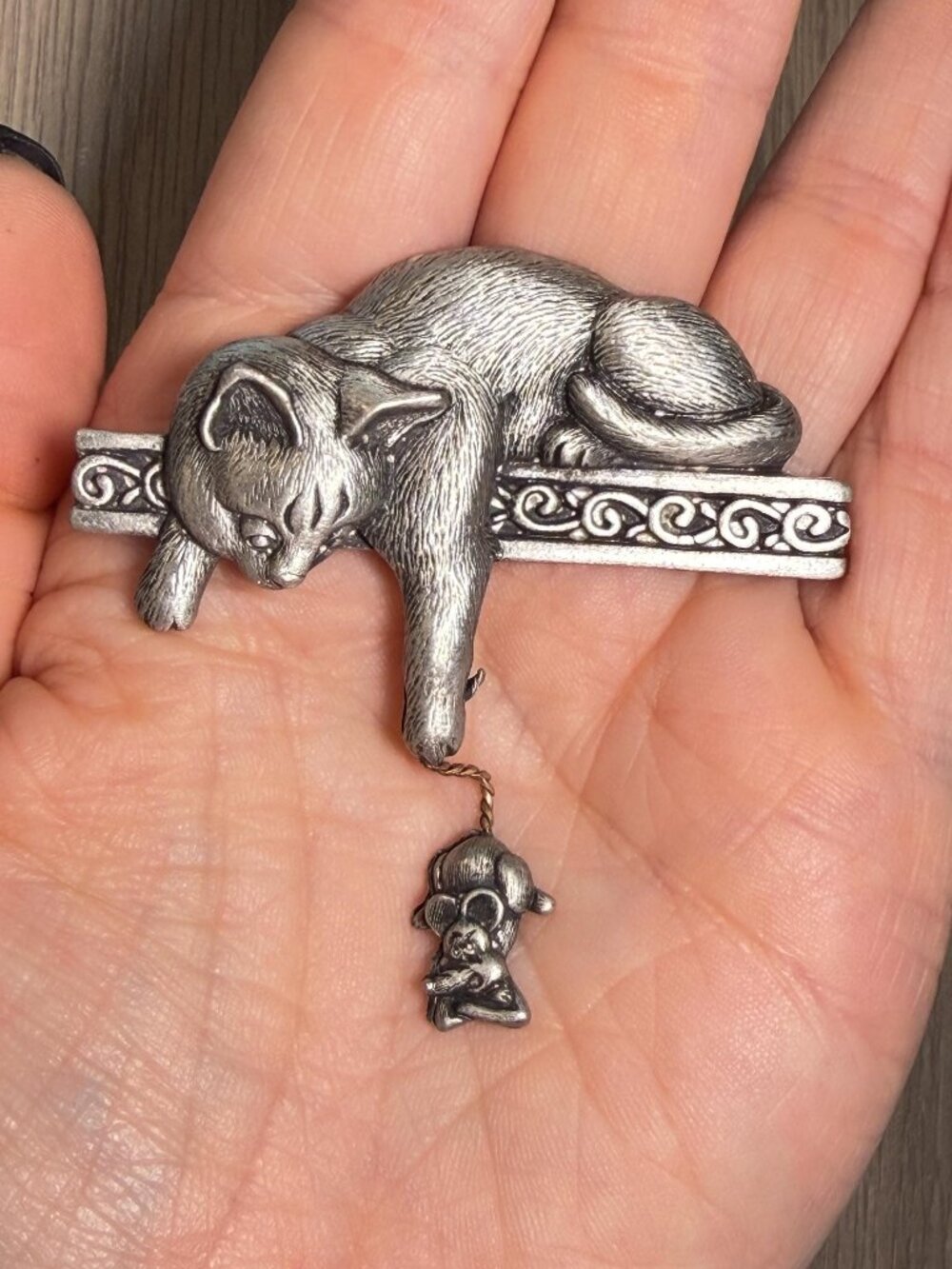 JJ Vintage Sleeping Cat Brooch Dangling Mouse Charm Shelf Pin 2.5”